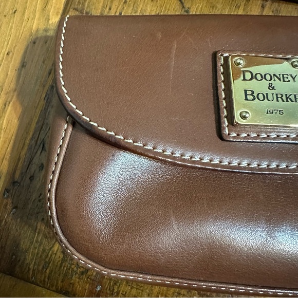 Dooney & Bourke brown leather wristlet with contrast stitching - Picture 3 of 7